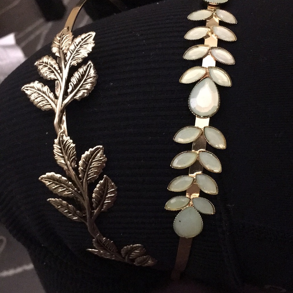 2 head bands : 1 gold , 1 gold & mint color💁🏻‍♀️